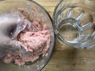 5、福鼎肉片,清水分三次加入，每次抓至肉泥与水分充分融合后再加水
