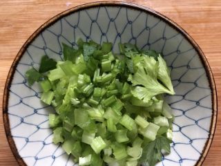 8、福鼎肉片,芹菜切丁
