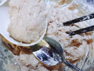 10、福鼎肉片,另烧一锅开水，肉泥装入大勺，用小勺挖出大枣核形到开水里