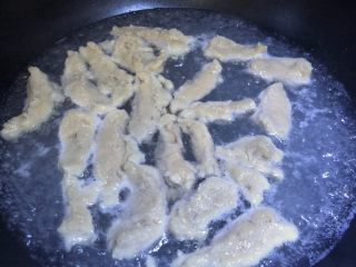 11、福鼎肉片,待肉片飘起后再煮两分钟