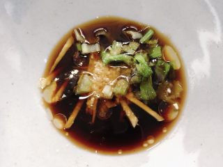 12、福鼎肉片,往里加入姜丝、盐、醋、酱油、紫菜、芹菜等自己喜欢的调料