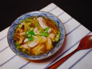 13、福鼎肉片,将肉片盛入碗中，再撒上芹菜