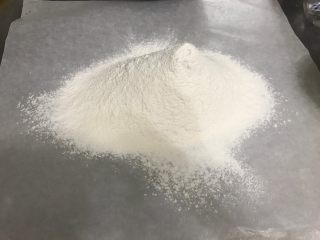 1、巧克力块玛芬 麦芬,低粉、泡打粉、盐混合后过筛