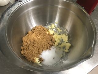 3、巧克力块玛芬 麦芬,将黄油、红糖、砂糖倒入碗中