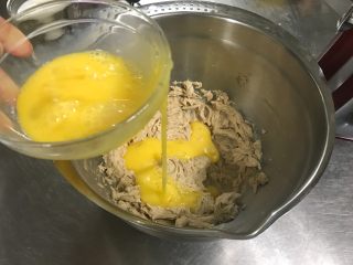 4、巧克力块玛芬 麦芬,3-4次加入全蛋液，每次加入都要用打蛋器充分搅拌，避免油水分离