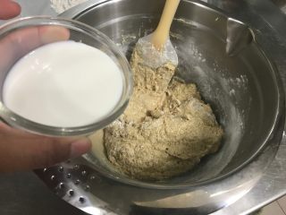 6、巧克力块玛芬 麦芬,加入一半的牛奶，充分搅拌