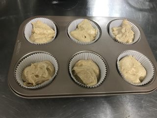 7、巧克力块玛芬 麦芬,刮刀和勺子搭配着挖面糊很方便。纸托先放一半的面糊