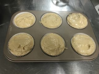 9、巧克力块玛芬 麦芬,再加入剩下的面糊