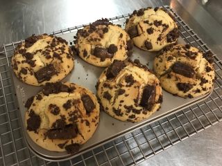 14、巧克力块玛芬 麦芬,烤好后连同模具一起放到冷却架上凉透在脱模