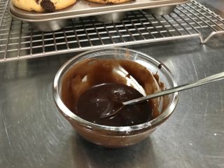 15、巧克力块玛芬 麦芬,水要放少，要不太稀了，就不是糖霜了