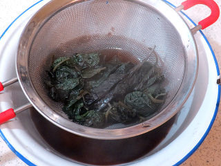 4、夏日冰饮【紫苏柠檬汁】,小火煮15分钟,煮至紫苏叶子全部变为绿色,将叶子捞出