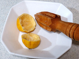 6、夏日冰饮【紫苏柠檬汁】,准备一个柠檬,切半挤汁