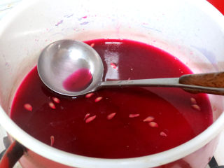 7、夏日冰饮【紫苏柠檬汁】,放入熬好的紫苏水中