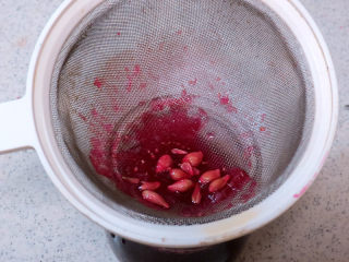 8、夏日冰饮【紫苏柠檬汁】,用筛网过滤一遍