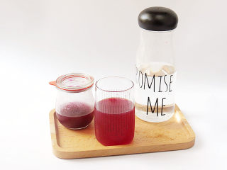 10、夏日冰饮【紫苏柠檬汁】,煮好的紫苏汁味道浓郁,饮用时可以取出兑一半水稀释