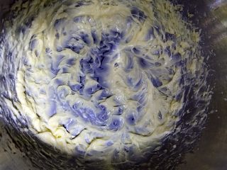 3、炼乳小饼干（适合新手）,将黄油轻微打发