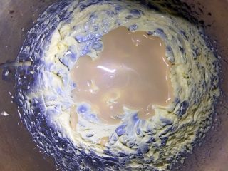 4、炼乳小饼干（适合新手）,倒入炼乳