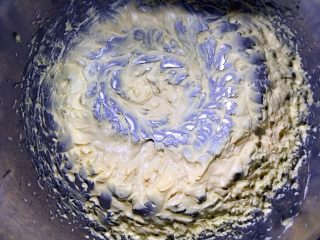 5、炼乳小饼干（适合新手）,继续打发至羽片状