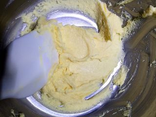 7、炼乳小饼干（适合新手）,用刮刀将奶粉黄油拌匀