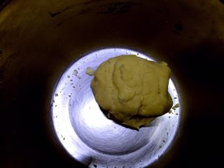 9、炼乳小饼干（适合新手）,拌匀至无干粉状态并用手整理成团，气温太低的话可能比较散，可隔温水整理，成团即可，不要过度揉压面团