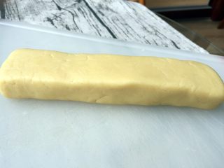 10、炼乳小饼干（适合新手）,将面团整理成断面为长方形的长条状