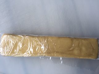 11、炼乳小饼干（适合新手）,裹上保鲜膜放入冰箱冷冻变硬（约需50分钟）