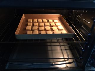 13、炼乳小饼干（适合新手）,烤箱上下火175度预热至烤管由红转黑后放入烤盘（放中层）进行烘烤