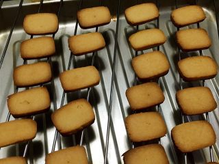 14、炼乳小饼干（适合新手）,烤至表面金黄后取出晾凉，约十分钟左右，时间不固定，切的厚度和温度偏差都对时间有影响，以表面上色为准