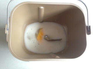 1、仿真雪梨馒头,将牛奶、蛋液、油、糖放进面包桶里。