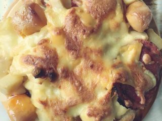 3、水果披萨????DIY,先铺一层芝士