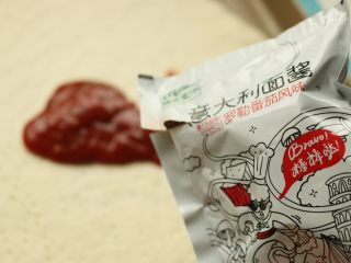 11、十香菜培根披萨,挤上番茄罗勒意大利面酱。