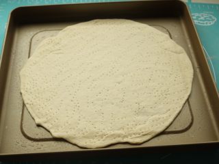 10、十香菜培根披萨,饼底放在烤盘里，扎一些洞。