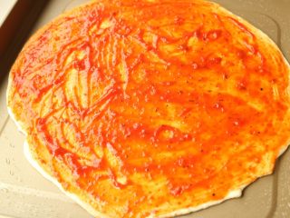 12、十香菜培根披萨,用刷子抹均匀，适当厚一点，但也不要太多，我大约用了半包50克的样子。