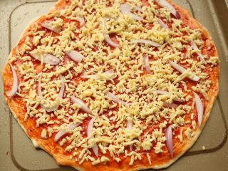 13、十香菜培根披萨,撒上圆葱丝，铺一大半奶酪。