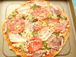 14、十香菜培根披萨,铺上培根，番茄片，再铺上剩余奶酪，撒上十香菜。