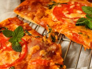 17、十香菜培根披萨,超级诱人。