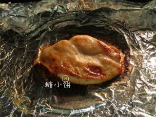 3、烟熏风味BBQ烤鸡肉披萨,放入烤箱，180摄氏度烤20分钟后调至200度，烤至两面上色。