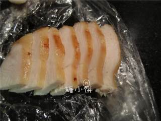 4、烟熏风味BBQ烤鸡肉披萨,将烤鸡肉切片备用。