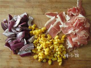 5、烟熏风味BBQ烤鸡肉披萨,洋葱(1/2)和培根(50g)都切成小片。