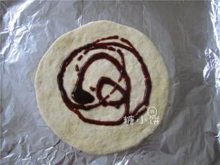 7、烟熏风味BBQ烤鸡肉披萨,面饼上撒上烟熏BBQ烤肉酱，将面饼抹满即可。