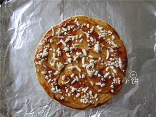 8、烟熏风味BBQ烤鸡肉披萨,抹好烤肉酱的面饼上撒上少量的马苏里拉芝士碎打个底，也是作为顶料和面饼之间的粘合剂。