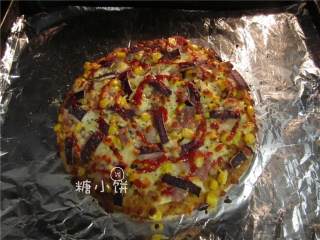 11、烟熏风味BBQ烤鸡肉披萨,送入预热好200度的烤箱中层烤15-20分钟。