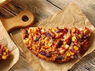 12、烟熏风味BBQ烤鸡肉披萨,烤好后取出，稍微静置后切片，享用吧！
