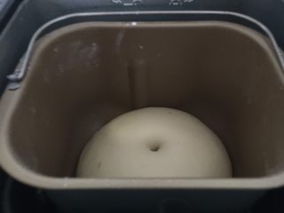 3、佛卡夏,放入桶里基础发酵至两倍大