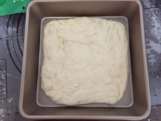 4、佛卡夏,把发酵好的面团放入烤盘里压扁排气松弛一会