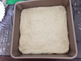 5、佛卡夏,把松弛后的面团，再次用手按压至与烤盘一样大