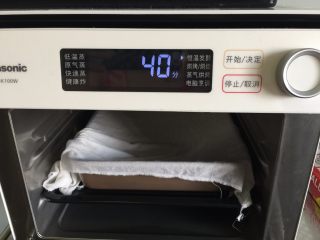6、佛卡夏,放入烤箱盖上湿布，进行二次发酵