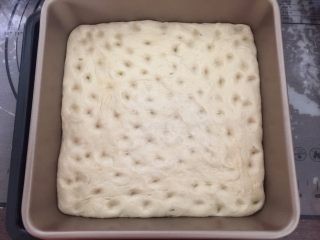 7、佛卡夏,发酵40分钟后，取出烤盘，用手指把面坯戳些小洞