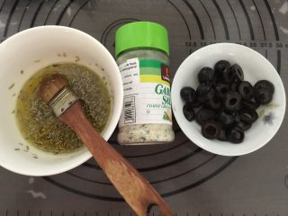 9、佛卡夏,准备好的配料：取一小碗加入适量的橄榄油和干迷迭香、百里香碎调成香草油、黑橄榄切成片