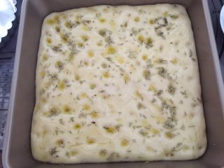 10、佛卡夏,在发酵好的面坯上先刷上一层香草油